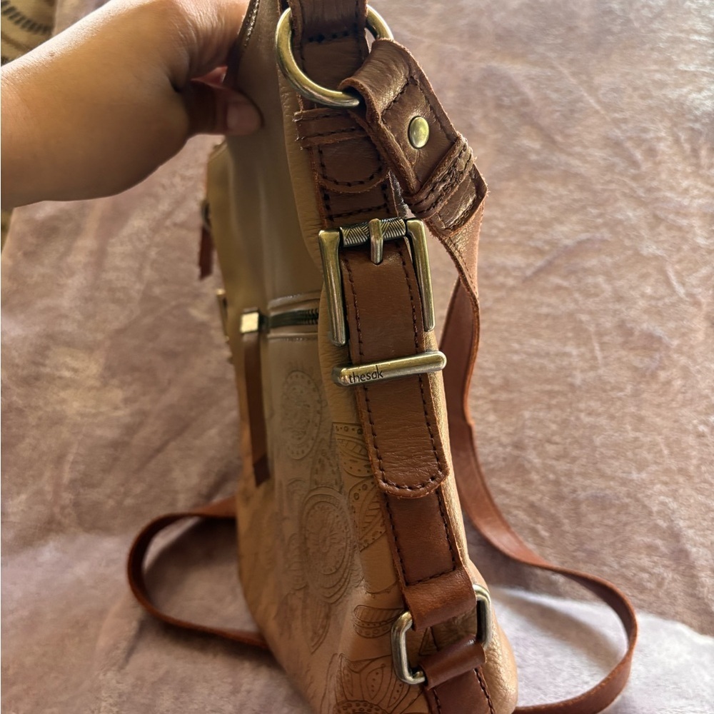 The Sak Tan Leather Embossed Floral Mandala Crossbody Bag Happy & Free Lining - Picture 4 of 11